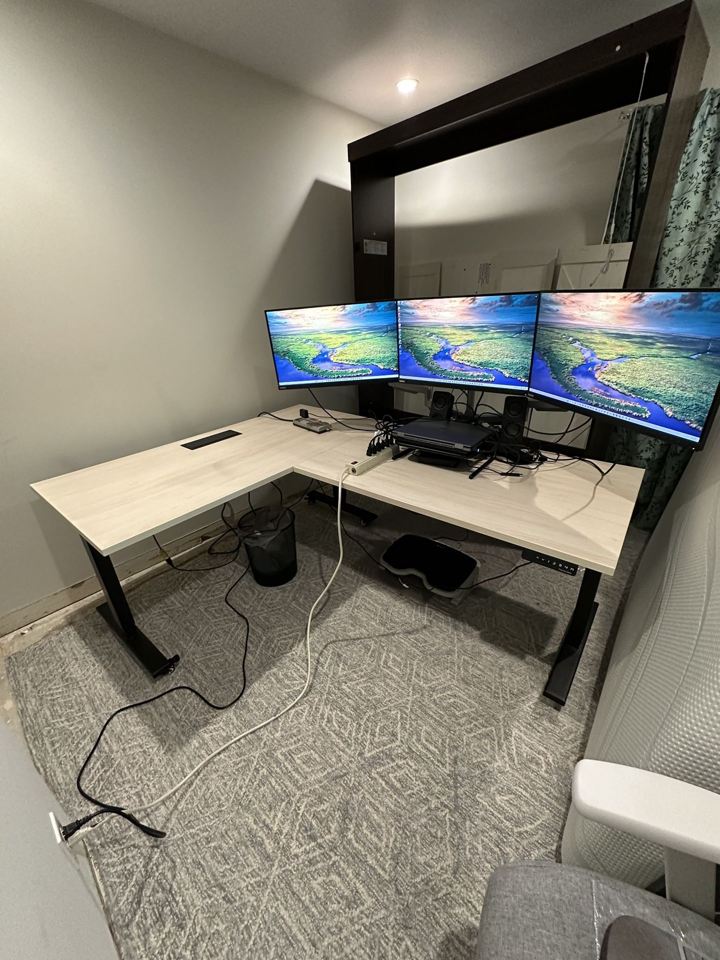 🔥 L-Shaped Standing Desk w/ 3x 4K Monitors – Like New – El Sobrante Pickup