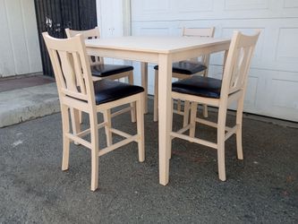 HIGH TABLE AND FOUR CHAIRS.