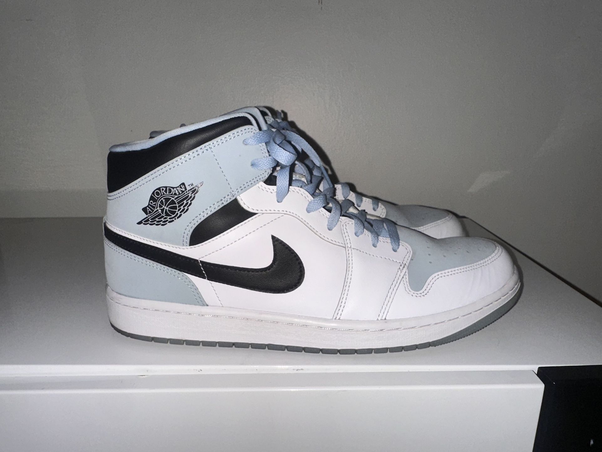 Jordan 1 Mid Ice Blue