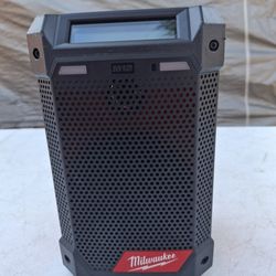 Milwaukee M12 Cordless Bluetooth/AM/FM Jobsite Radio (tool only)
