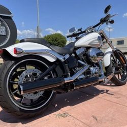 2016 Harley Davidson Softail breakout