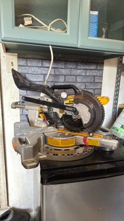 DEWALT sliding compound miter saw