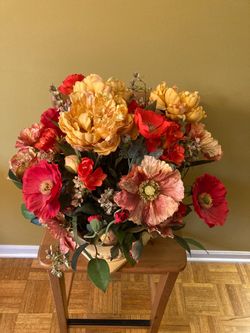Artificial Foral enterpiece with ceramic pot/ see all pictures posted/ Pickup in Lake Zurich