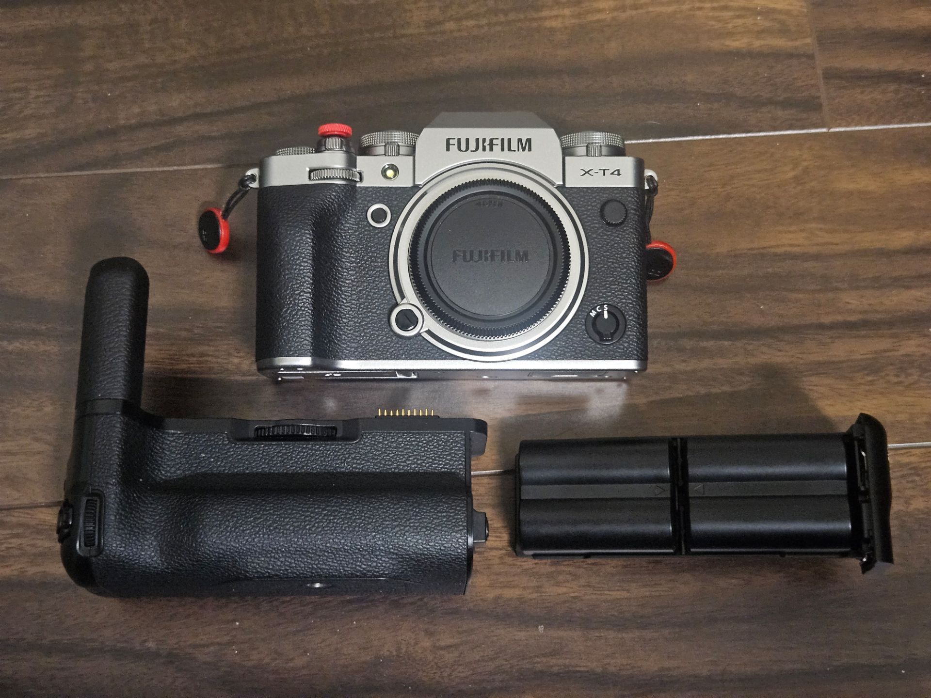 Silver Fujifilm X-T4 Camera Body with Genuine Battery Grip - EX+++