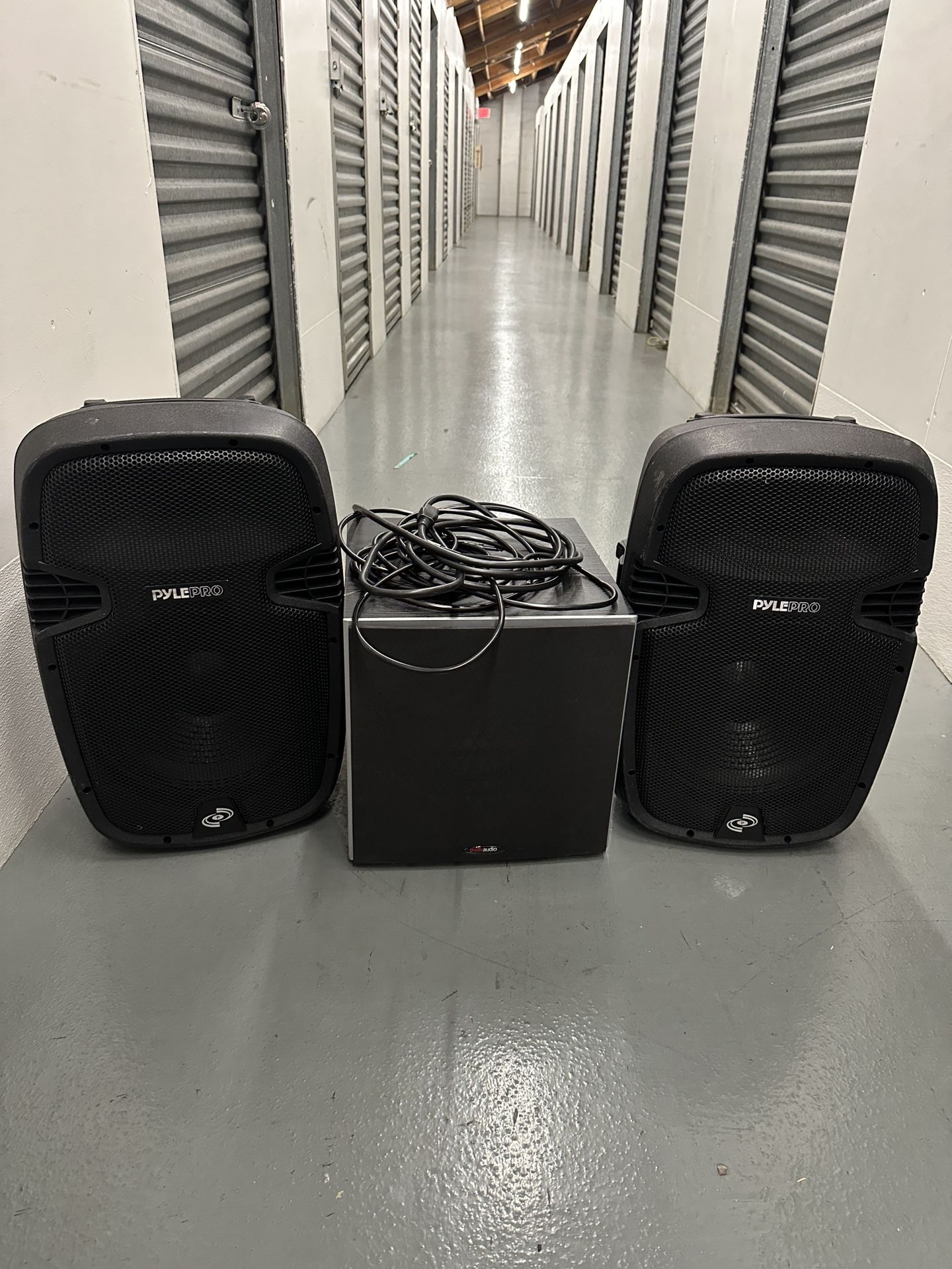 PA Set Two Peakers And A Sub Woofer