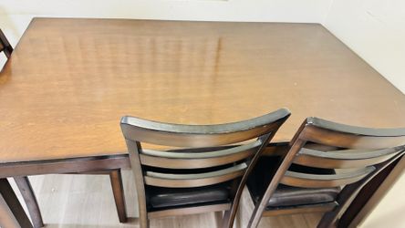 Dining table with 4 chairs Set ( 1 chair missing)