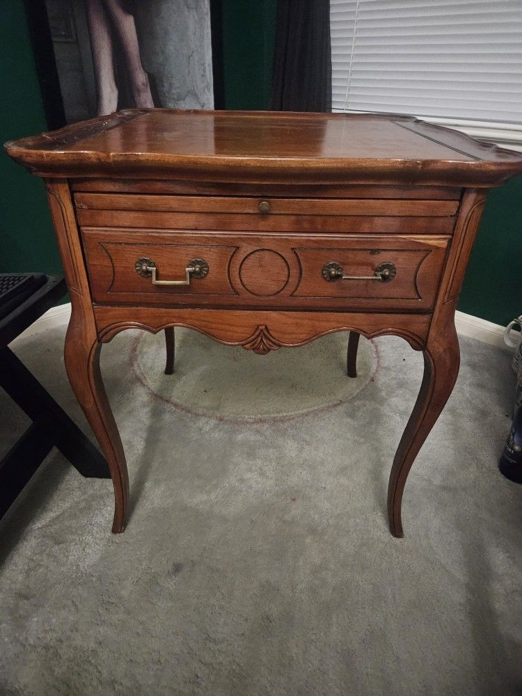 Vintage IMPERIAL GRAND RAPIDS Louis XV Style Side Table.