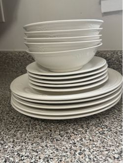 Oneida Casual Settings "Souffle" Dinnerware Set - Cream Stoneware (15 Pieces)