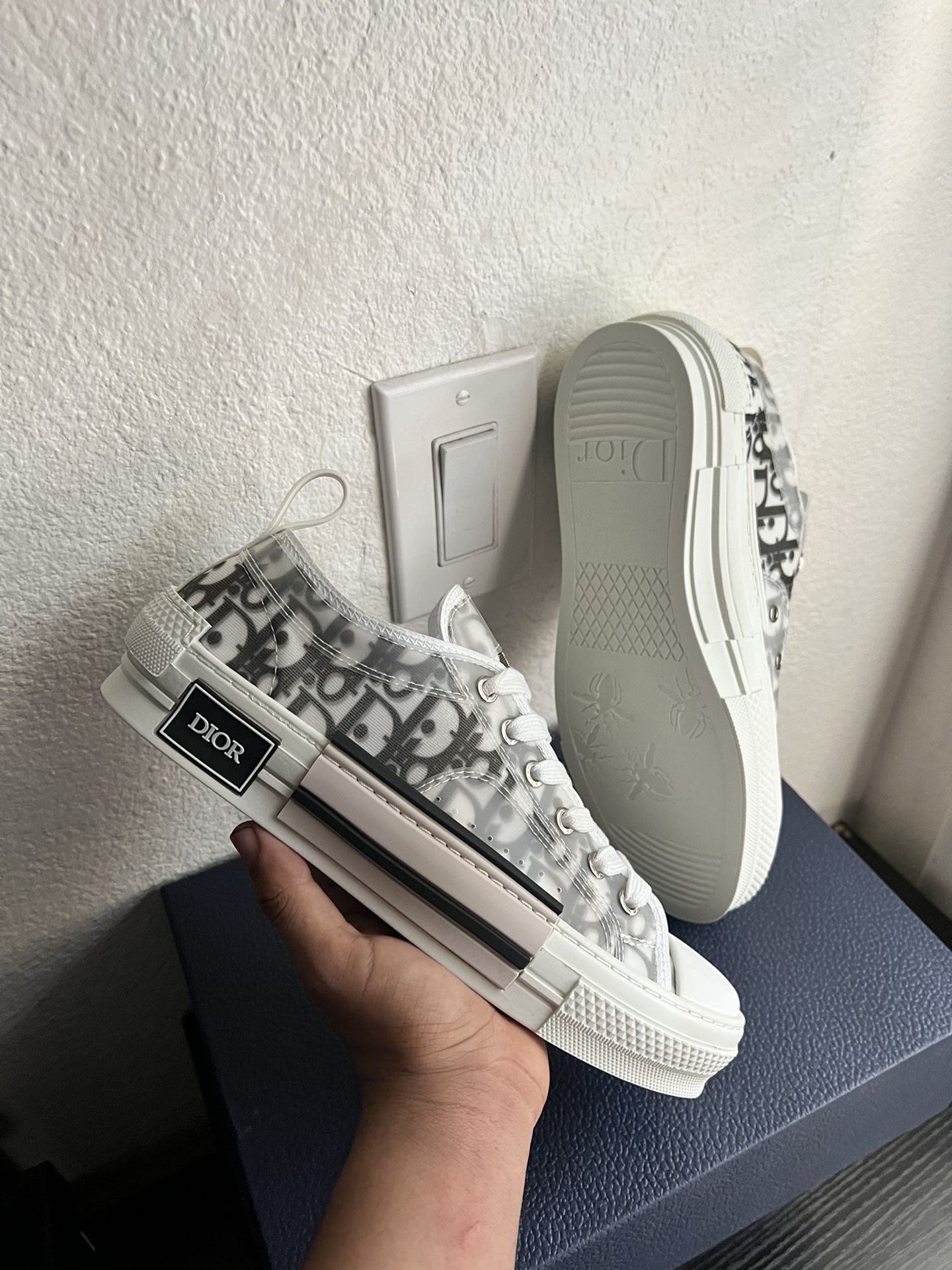 Diors B23 White