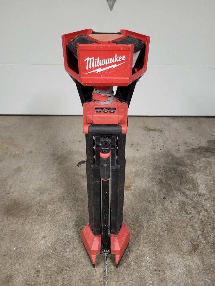Milwaukee M18 Fuel 6,000 Lumen Rocket Light With Charger