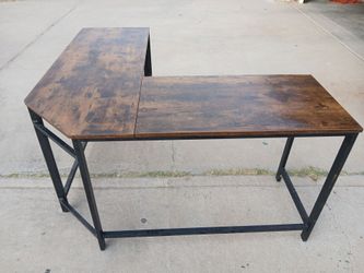 Wood 🪵 Desk. Nice and shiny. 2 sides