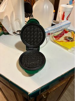Nostalgia Electric Novelty Waffle Maker Green Reindeer Holiday Pattern