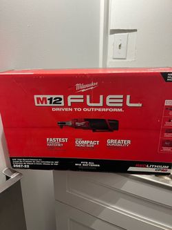 Milwaukee M12 ratchet KIT w/ 2 batteries charger and case