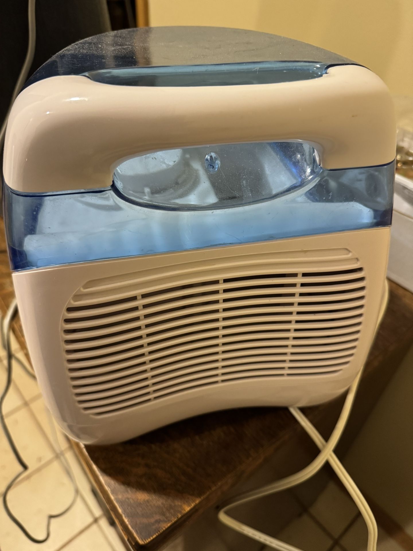 VICKS HUMIDIFIER 