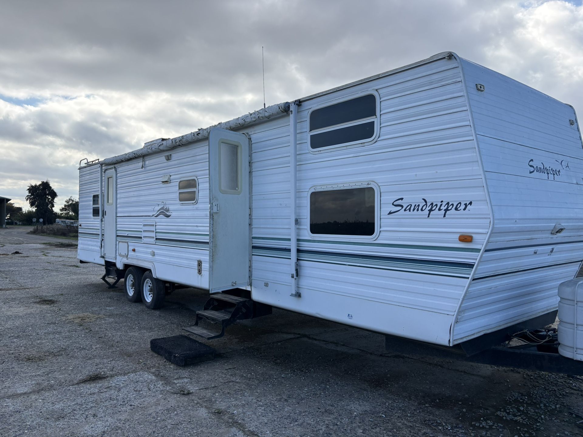 37 Feet Long Tow Behind RV