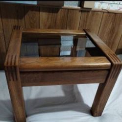 LANE FURNITURE SIDE TABLE - TEMPERED TOP GLASS SIDE TABLE 27"×19"×15"H