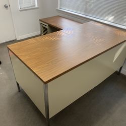 Nice Metal Desk With Chairs! Delivery Available!