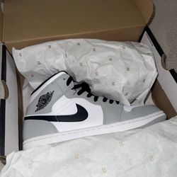 Jordan 1 Mid, Lt Smoke Grey/Black-White Size 9.5 Men’s