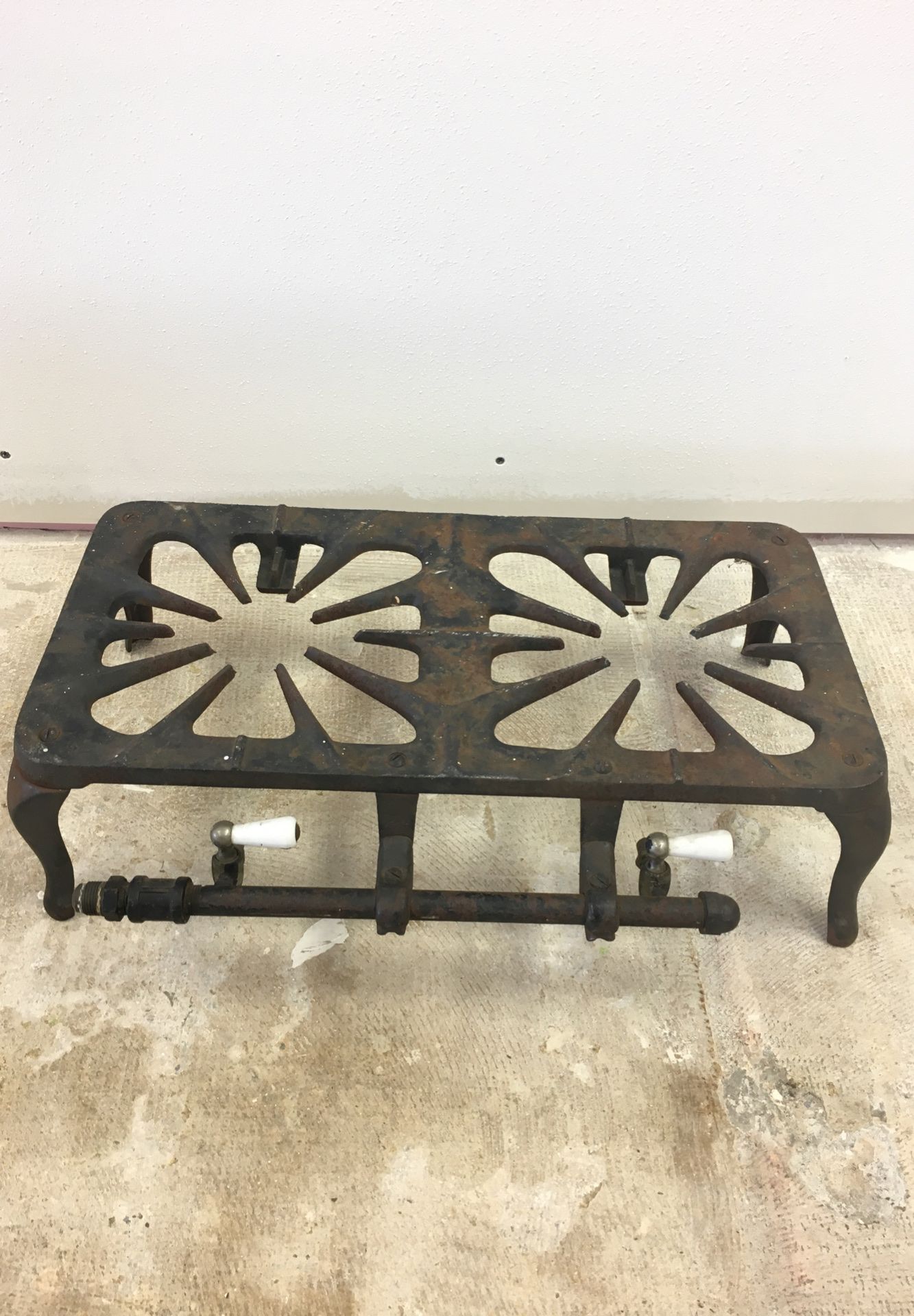 Antique cast iron burner with porcelain gas valve knobs