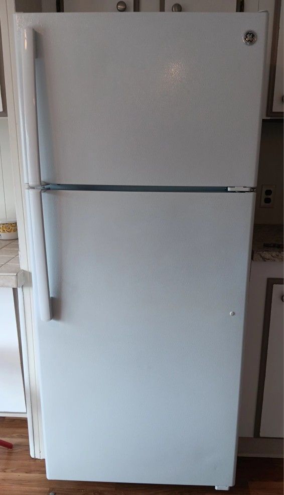GE Refrigerator Like New White