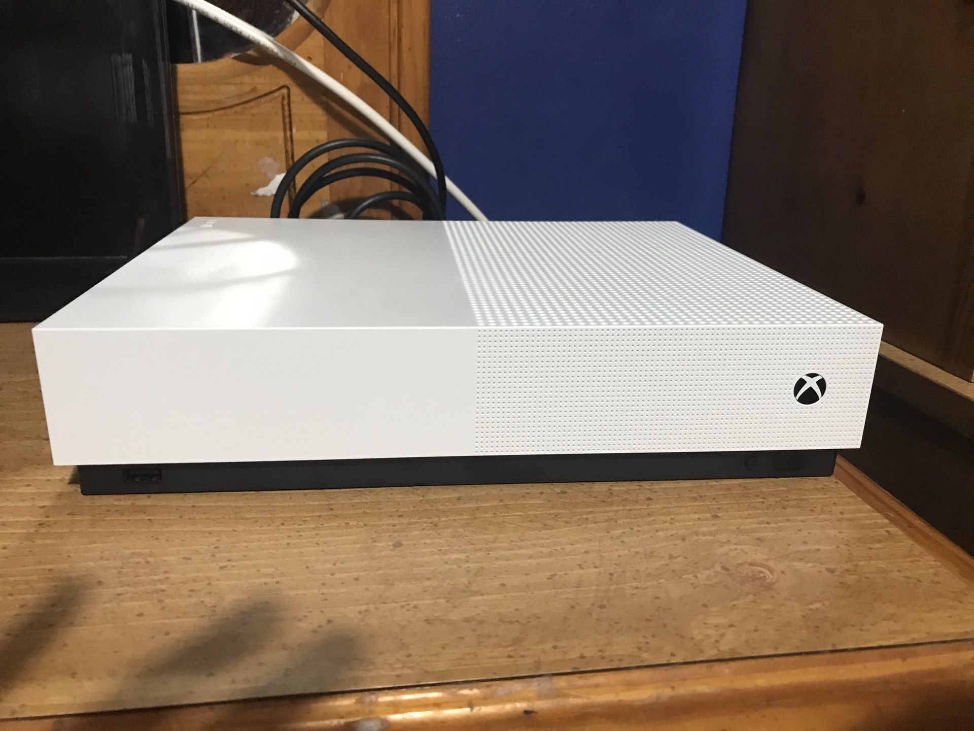 Xbox one s 1 T All Digital with 2 Controllers
