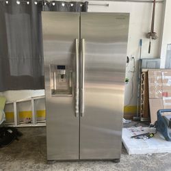 Free Samsung Fridge – Looks New, Not Cooling
