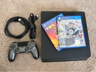 PS4 Slim (500 GB) + 3 Games