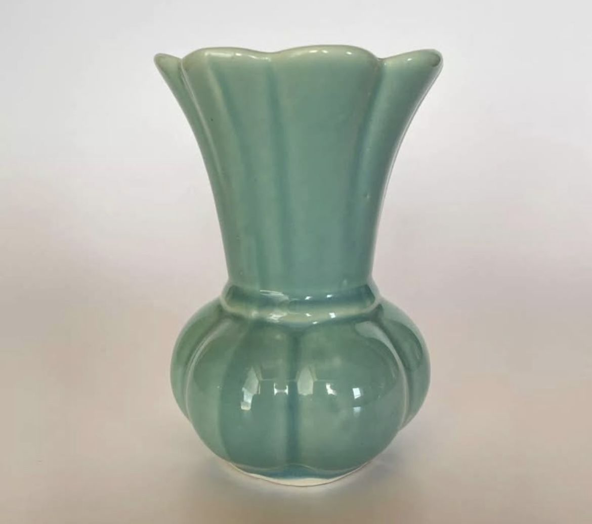 Camark Pottery Medium Matte Green Fluted Bud Vase 4In 1930's Vintage