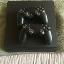 PS4 Used With 2 Used Controllers 