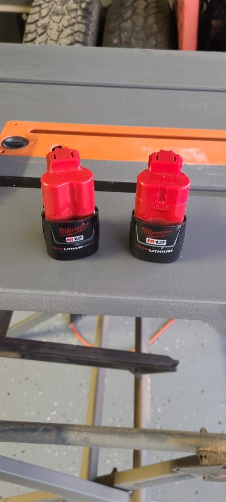 2x Milwaukee M12 Batteries 