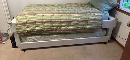 Wood Trundle Bed With Two Mattresses And Covers