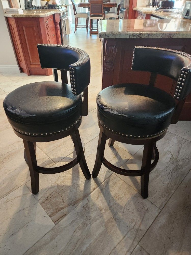 2 BAR STOOLS