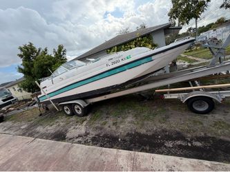 Deck boat