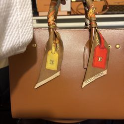 Saint Laurent Sac de Jour Bag + Box, Dust Bag, Lock/Key + LV Twillys – AMAZING 