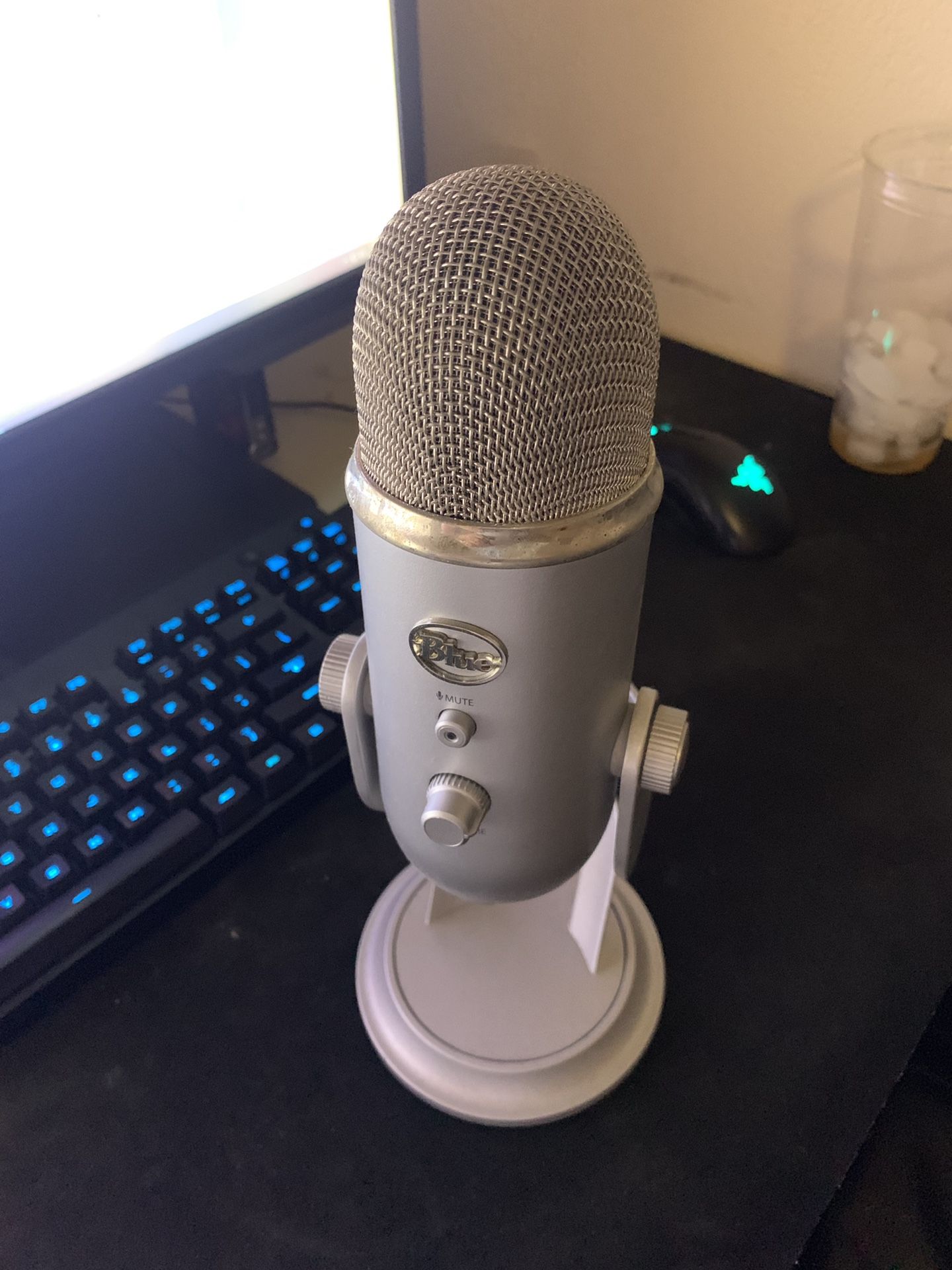 Blue yeti/Snowball + C922 Webcam for Sale in Garden Grove, CA - OfferUp