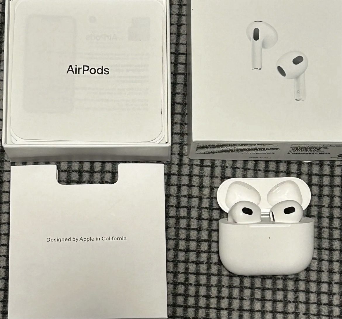 APPLE 3RD GENERATION AIRPODS  Wireless Earbuds & Charging Case
