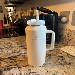 64 oz Stanley Quencher H2.0 flow state tumblr