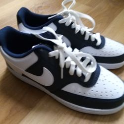 NIKE DUNKS!!! SIZE 8.5.  BRAND NEW NEVER WORN PERFECT CONDITION!!!
