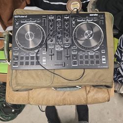 Roland DJ-202 4-deck Serato DJ Controller with Drum Machine