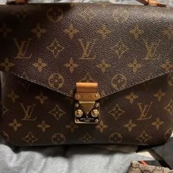 Louis Vuitton monogram messenger bag