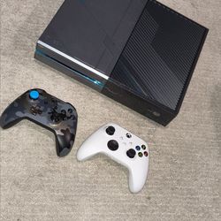Xbox One Halo 5 Limited Edition 1TB W/Original Controller