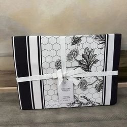 Williams Sonoma Bumble bee collection table cloth new