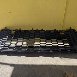 2025 TOYOTA CAMRY SE XSE LOWER GRILLE OEM