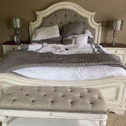 Panel Realyn Chipped White Bedroom Set (Queen and King Bed Frame