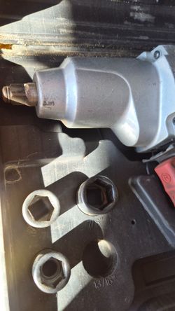 Pneumatic Air Impact Wrench with Sockets