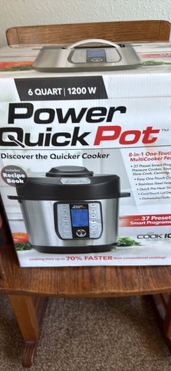 La Power Quick Pot de 6 cuartos (1200 W) es una olla de presión eléctrica multifuncional 8 en 1. Cuenta con tecnología para calibrar automáticamente t