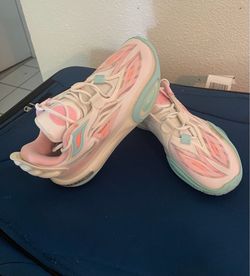 Way Of Wade All City women sneakers size  6.5 but fits size 8