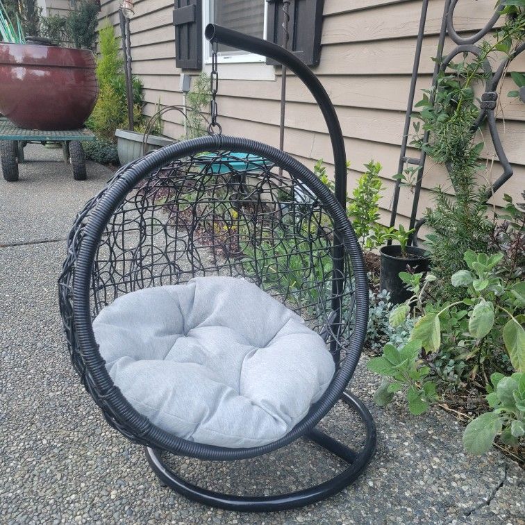 Adorable Like New Black Wicker & Metal Hanging CAT Bed