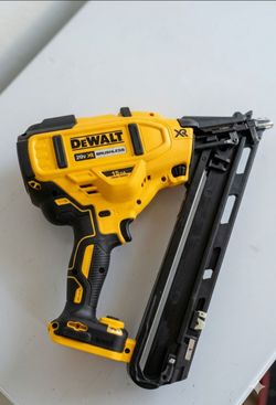 Like New! DEWALT 20V MAX XR Brushless 15-Gauge Angled Finish Nailer (DCN650)