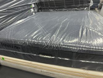 KING SIZE SIMMONS BEAUTYREST BLACK HYBRID SERIES 2 (PLUSH) MATTRESS & BOX SPRINGS BED SET